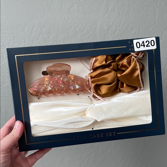 a new day Accessories - A New Day 3 Piece Set: Claw Clip, Scrunchie & Headband in Cream/White